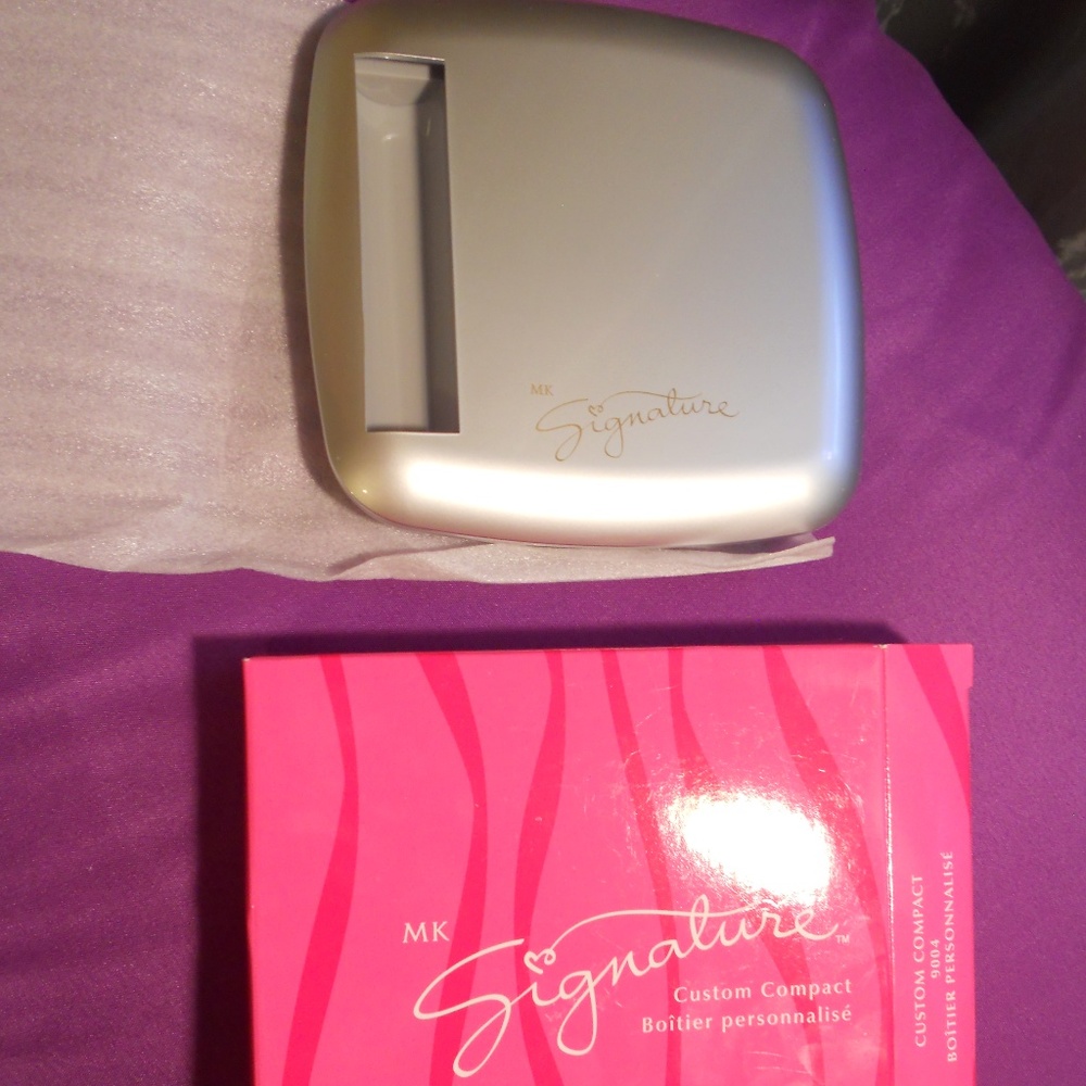Mary Kay Custom Compact (NEW)